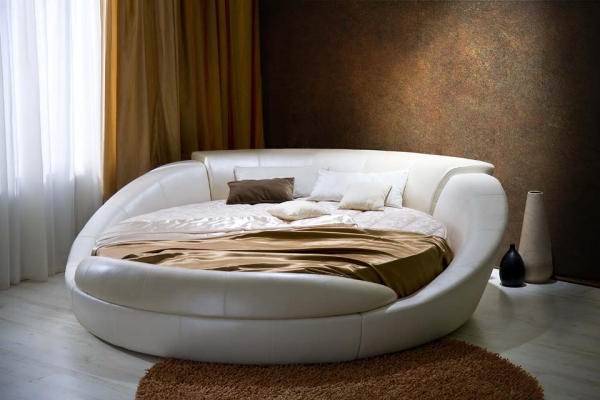 Круглая кровать в спальне: взвешиваем плюсы и минусы