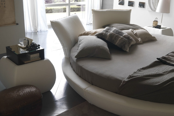 Круглая кровать в спальне: взвешиваем плюсы и минусы