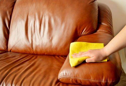 Как и чем можно быстро отмыть пятна крови с обивки дивана?
